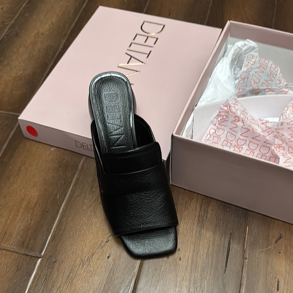 Deltan black slides